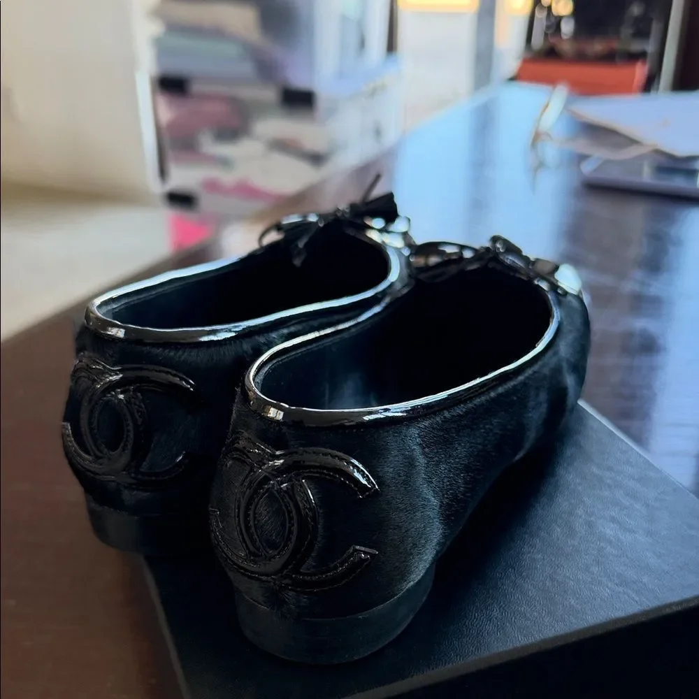NEW CHANEL Black Flats with Logo Detail 38.5